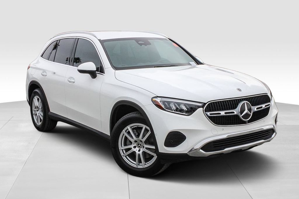 Used 2025 Mercedes-Benz GLC 300 4MATIC image 2