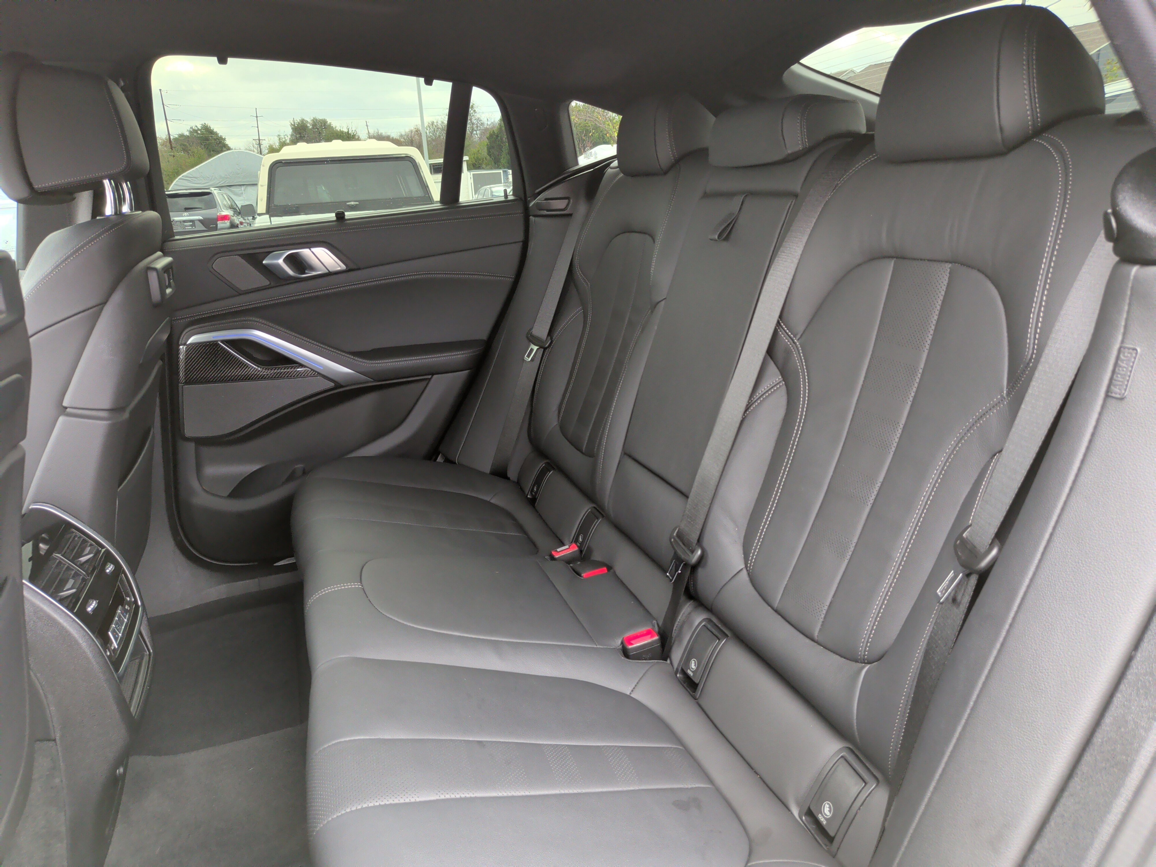 Used 2022 BMW X6 M50i w/ Executive Package image 32