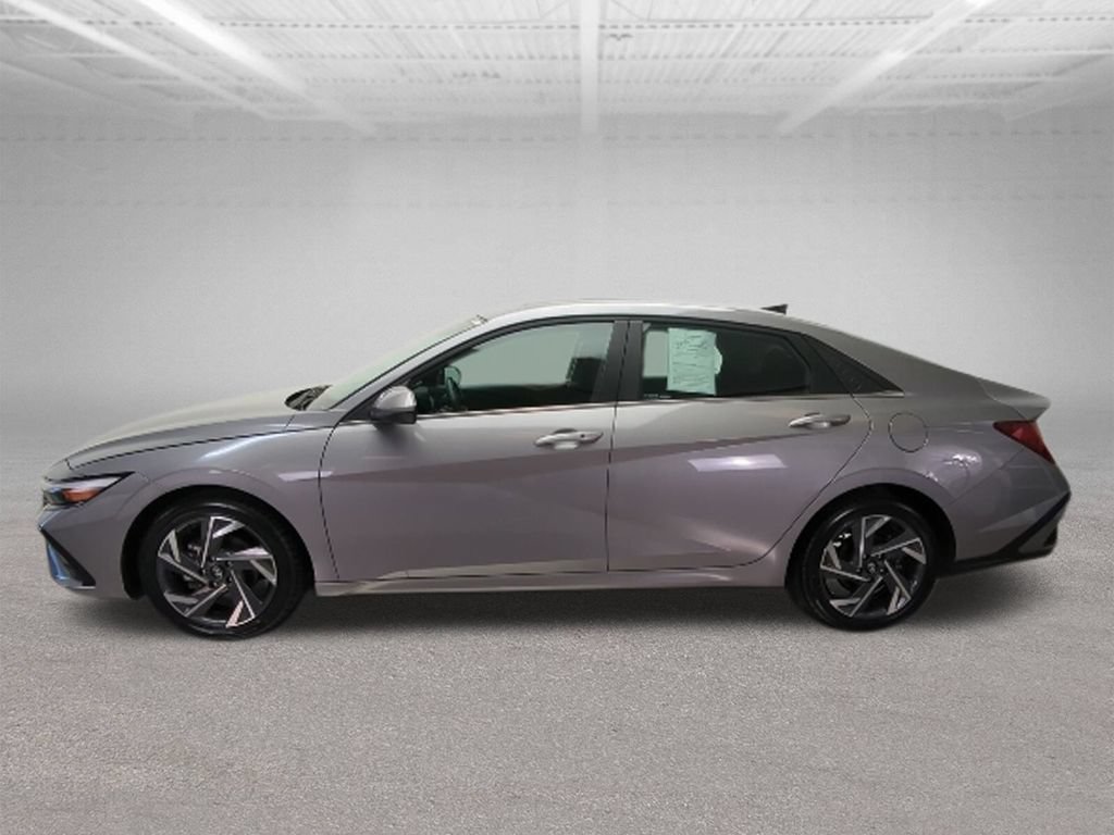 Used 2025 Hyundai Elantra SEL FWD image 4
