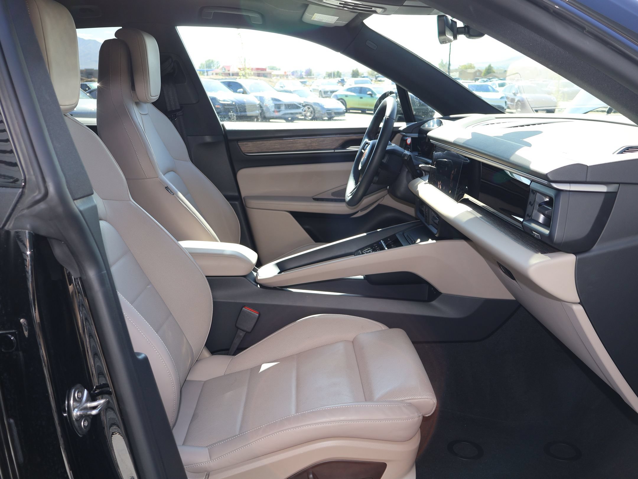 Certified 2025 Porsche Macan 4S Electric AWD/4WD image 33