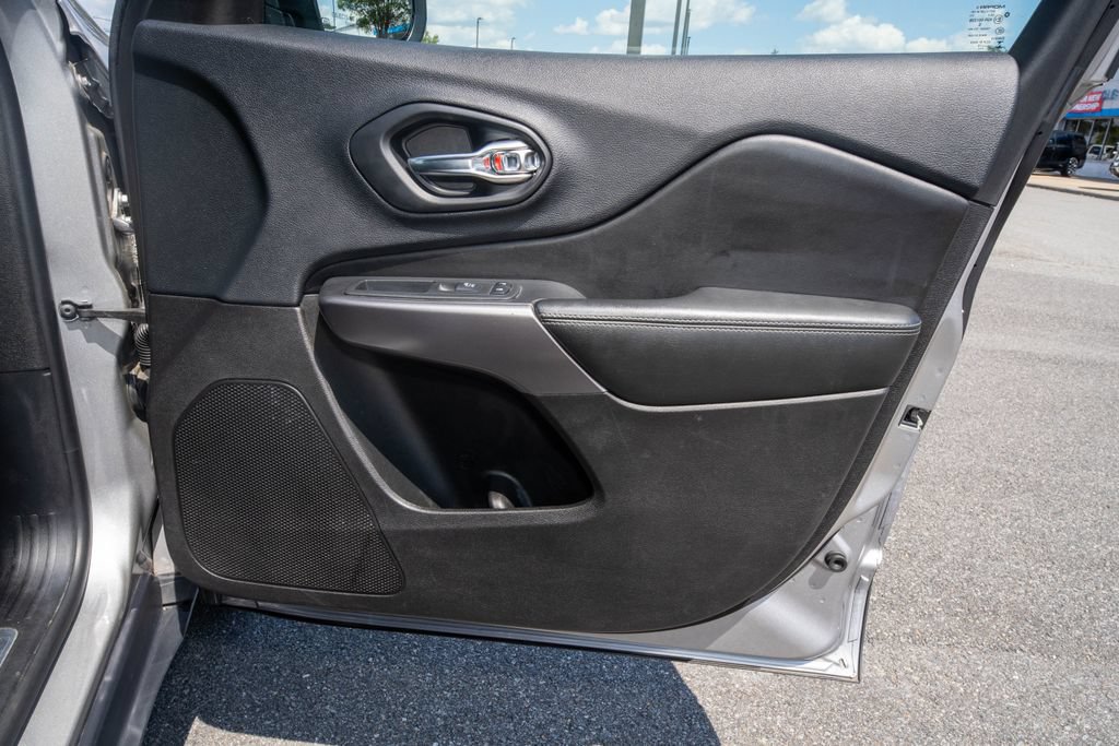 Used 2019 Jeep Cherokee Limited AWD/4WD image 18