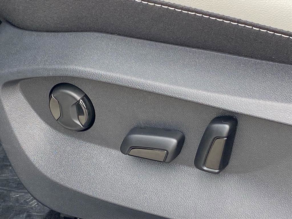 New 2026 Volkswagen Taos SE image 3