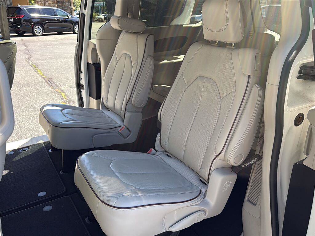 Used 2019 Chrysler Pacifica Limited w/ Tire & Wheel Group FWD image 10