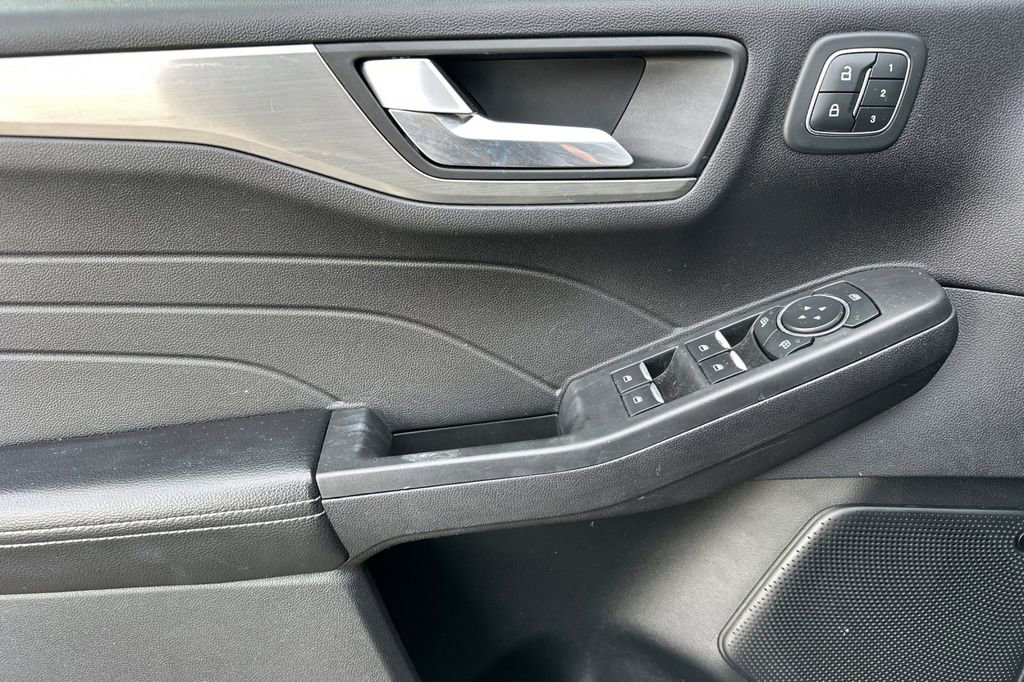 Used 2021 Ford Escape Titanium image 10