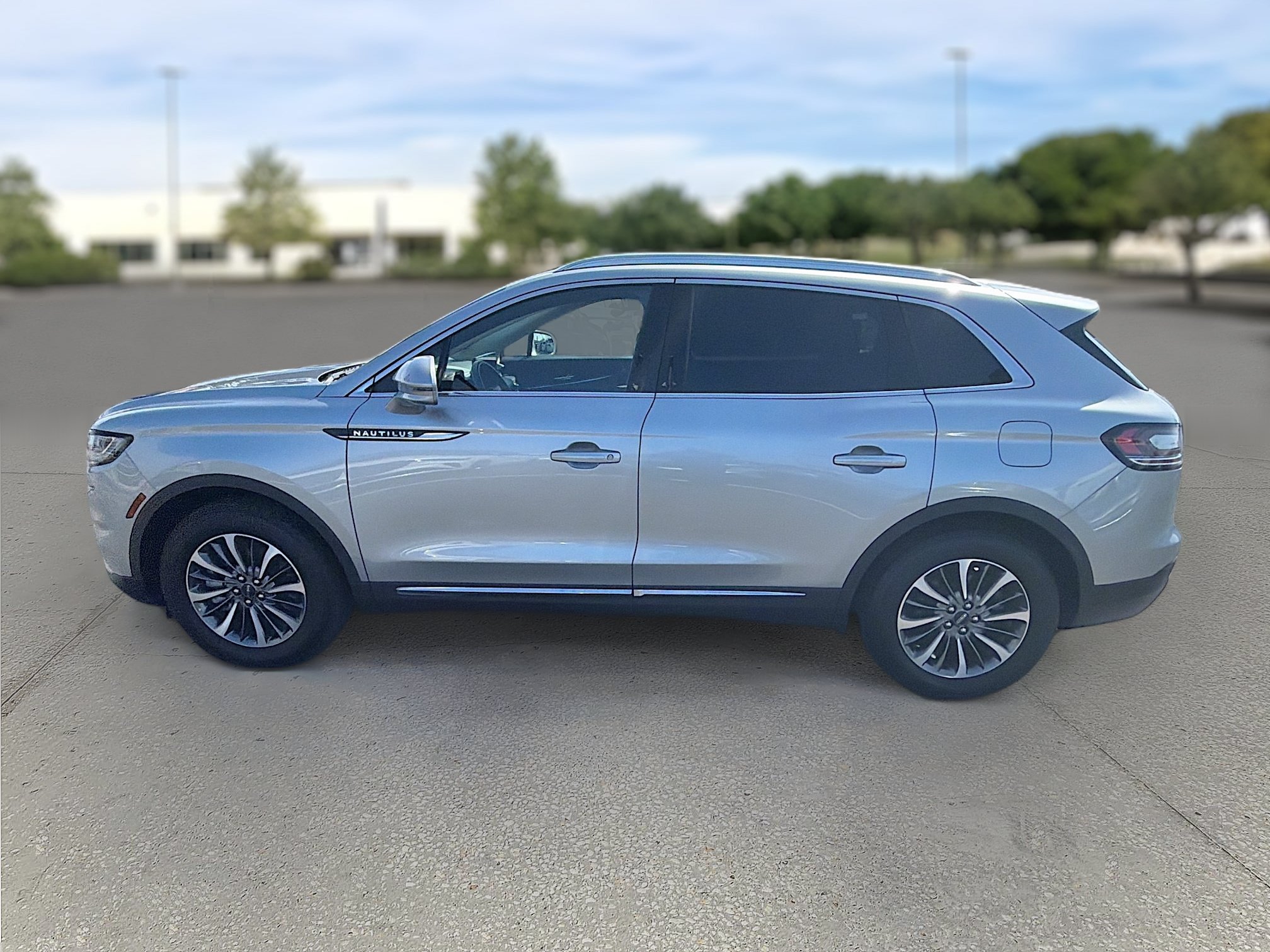 Used 2023 Lincoln Nautilus FWD w/ Premium Package image 4