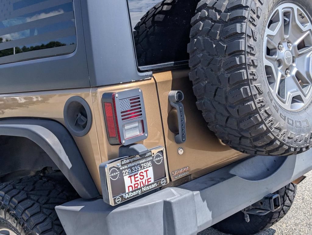 Used 2015 Jeep Wrangler Unlimited Rubicon w/ Max Tow Package AWD/4WD image 11