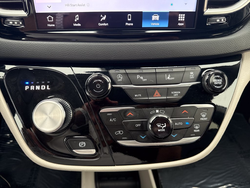 Used 2024 Chrysler Pacifica Touring-L FWD image 16