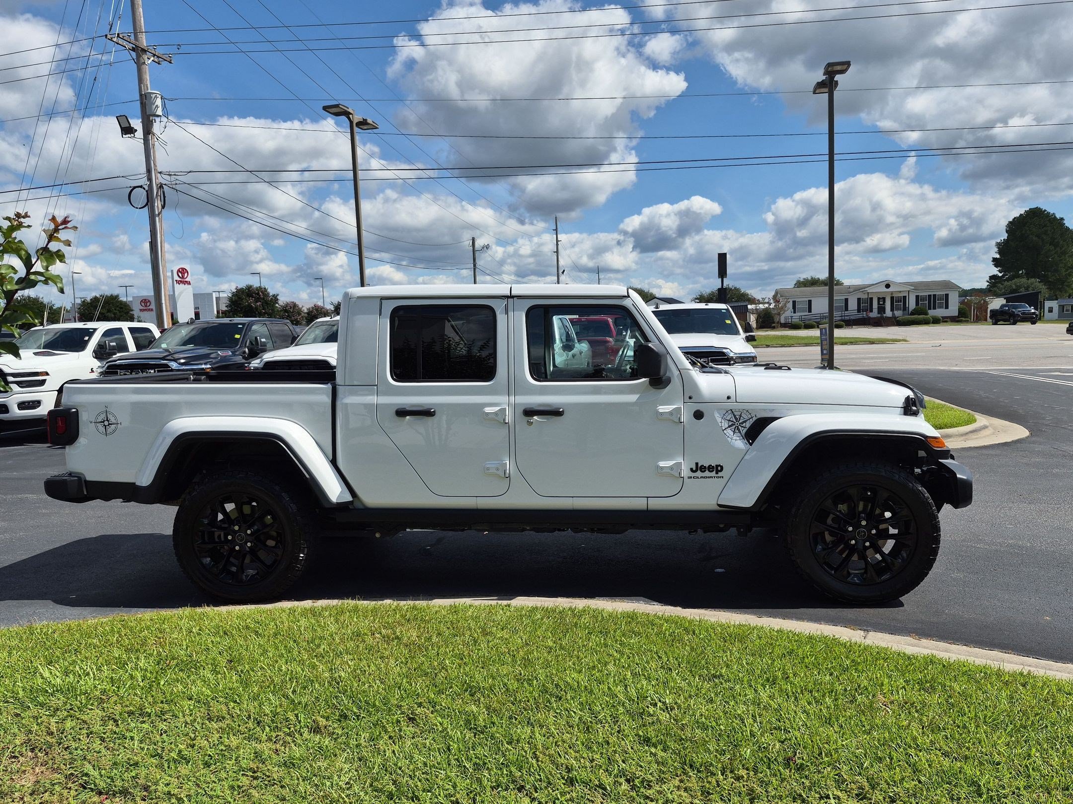 Used 2025 Jeep Gladiator Sport AWD/4WD image 4