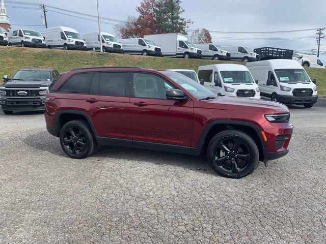Used 2023 Jeep Grand Cherokee Altitude image 2