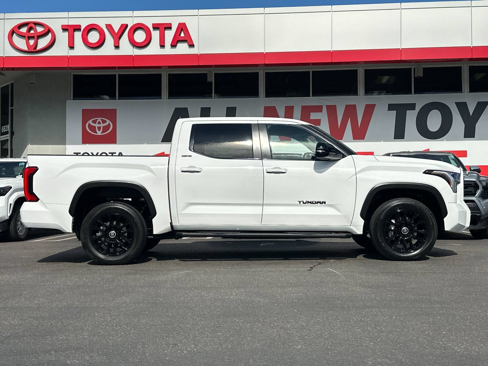 Used 2024 Toyota Tundra Limited AWD/4WD image 6