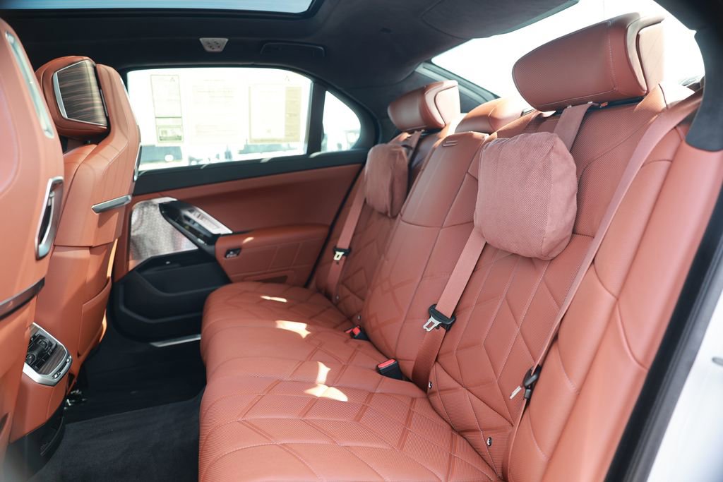 Used 2025 BMW i7 M70 w/ Executive Package image 36