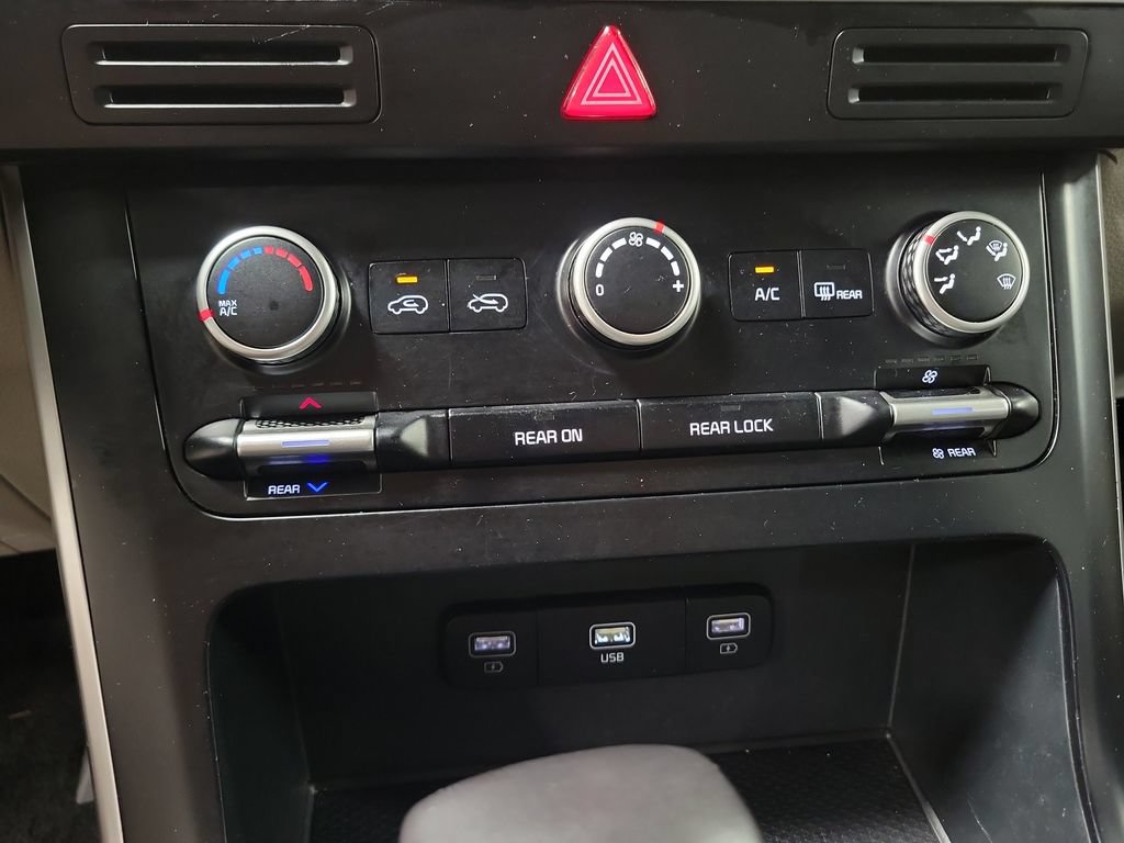 Used 2023 Kia Carnival LX FWD image 18