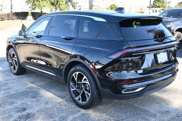 Used 2025 Lincoln Nautilus Premier image 3