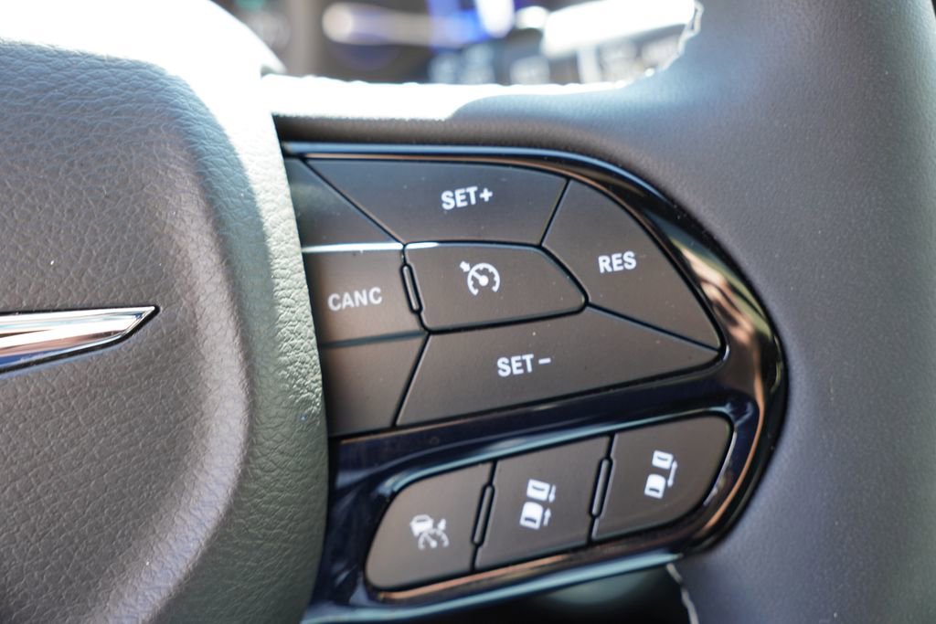 Used 2024 Chrysler Pacifica Premium image 35