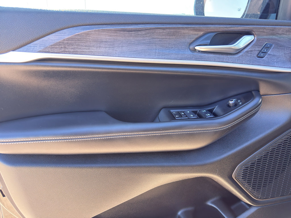 Used 2024 Jeep Grand Cherokee Limited w/ Black Appearance Package image 13