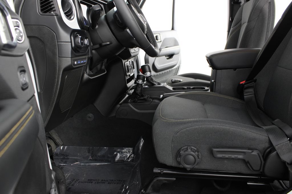 Used 2025 Jeep Wrangler Unlimited Sahara w/ Safety Group AWD/4WD image 15