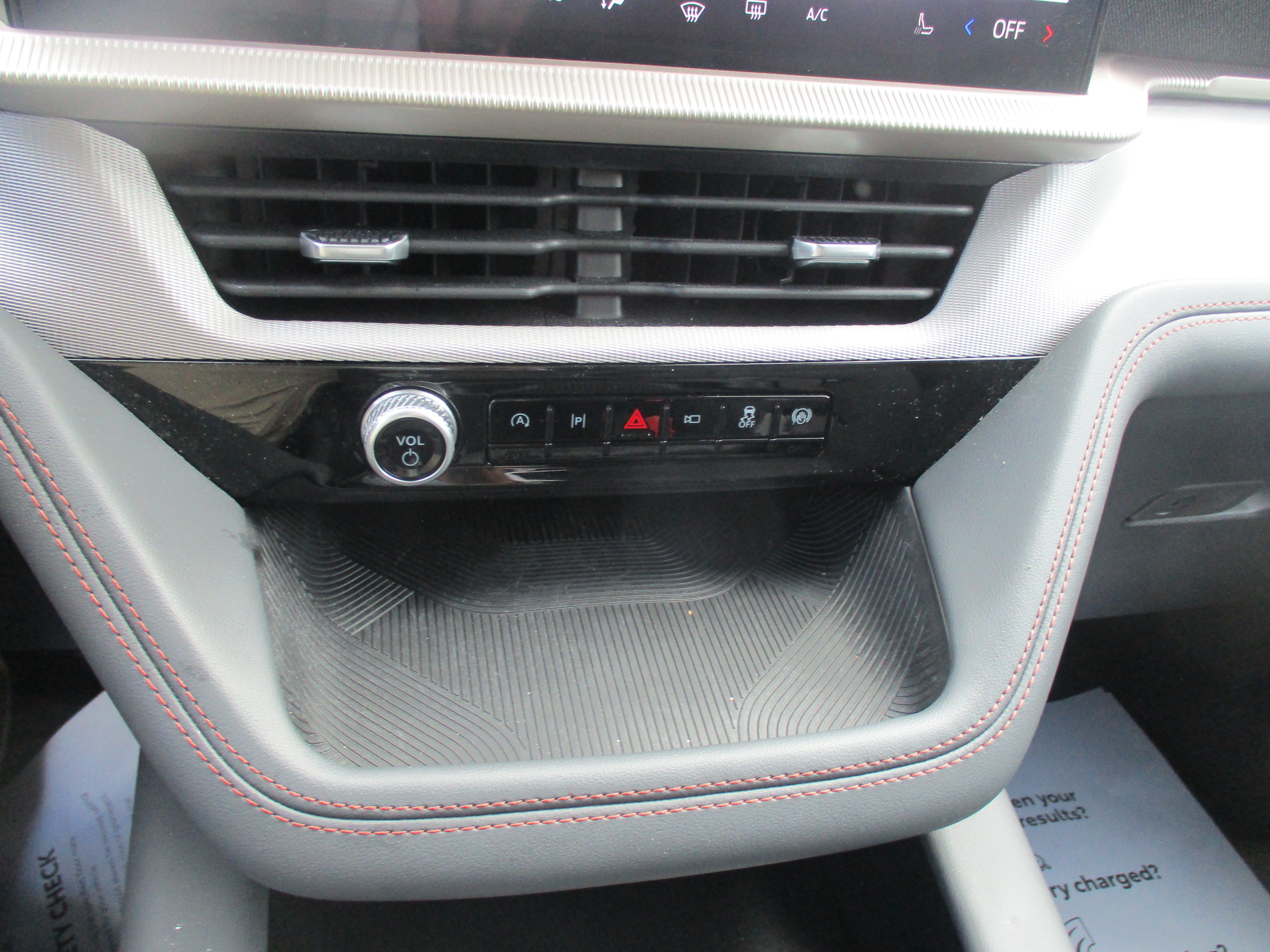 Used 2025 Ford Explorer Active AWD/4WD image 18