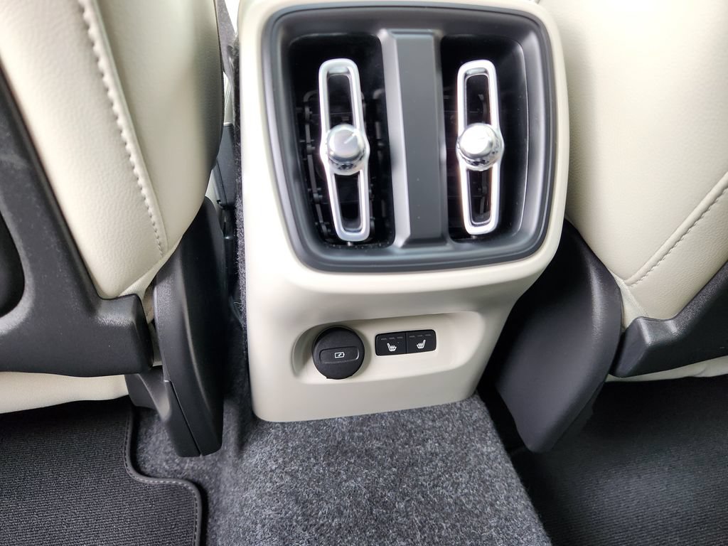 Certified 2025 Volvo XC40 B5 Plus AWD/4WD image 12