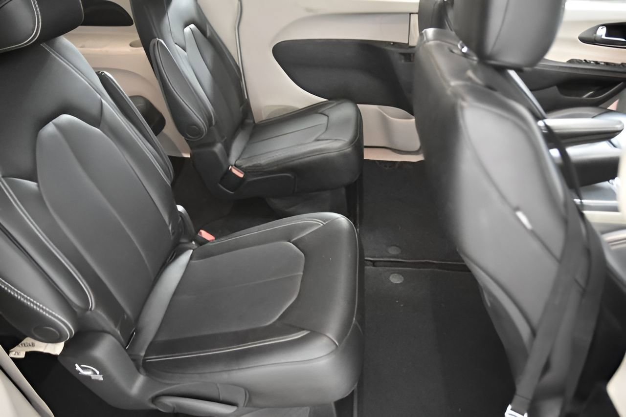 Used 2023 Chrysler Pacifica Touring-L image 35