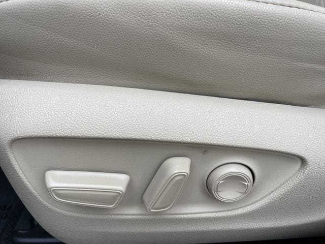 Used 2024 Toyota Highlander Platinum FWD image 24