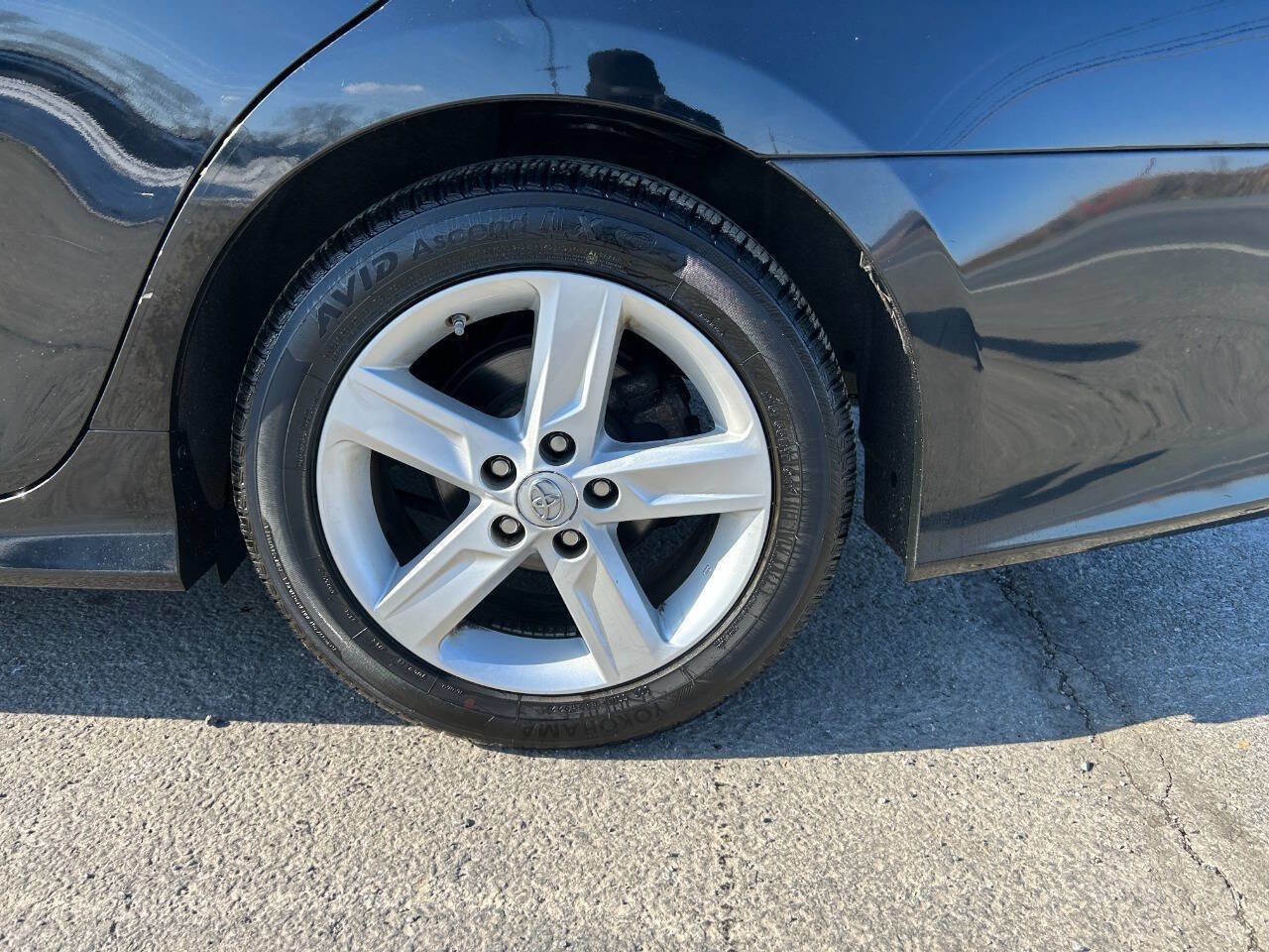 Used 2014 Toyota Camry SE w/ Moonroof Package FWD image 28