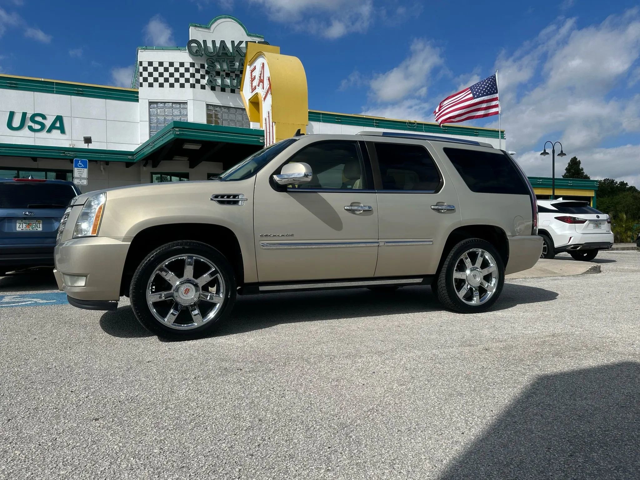 Used 2010 Cadillac Escalade Premium image 2