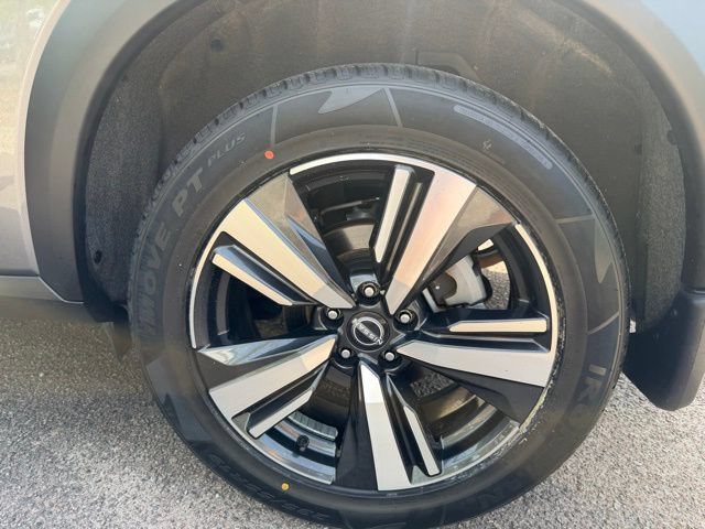 Used 2025 Nissan Rogue SL AWD/4WD image 29