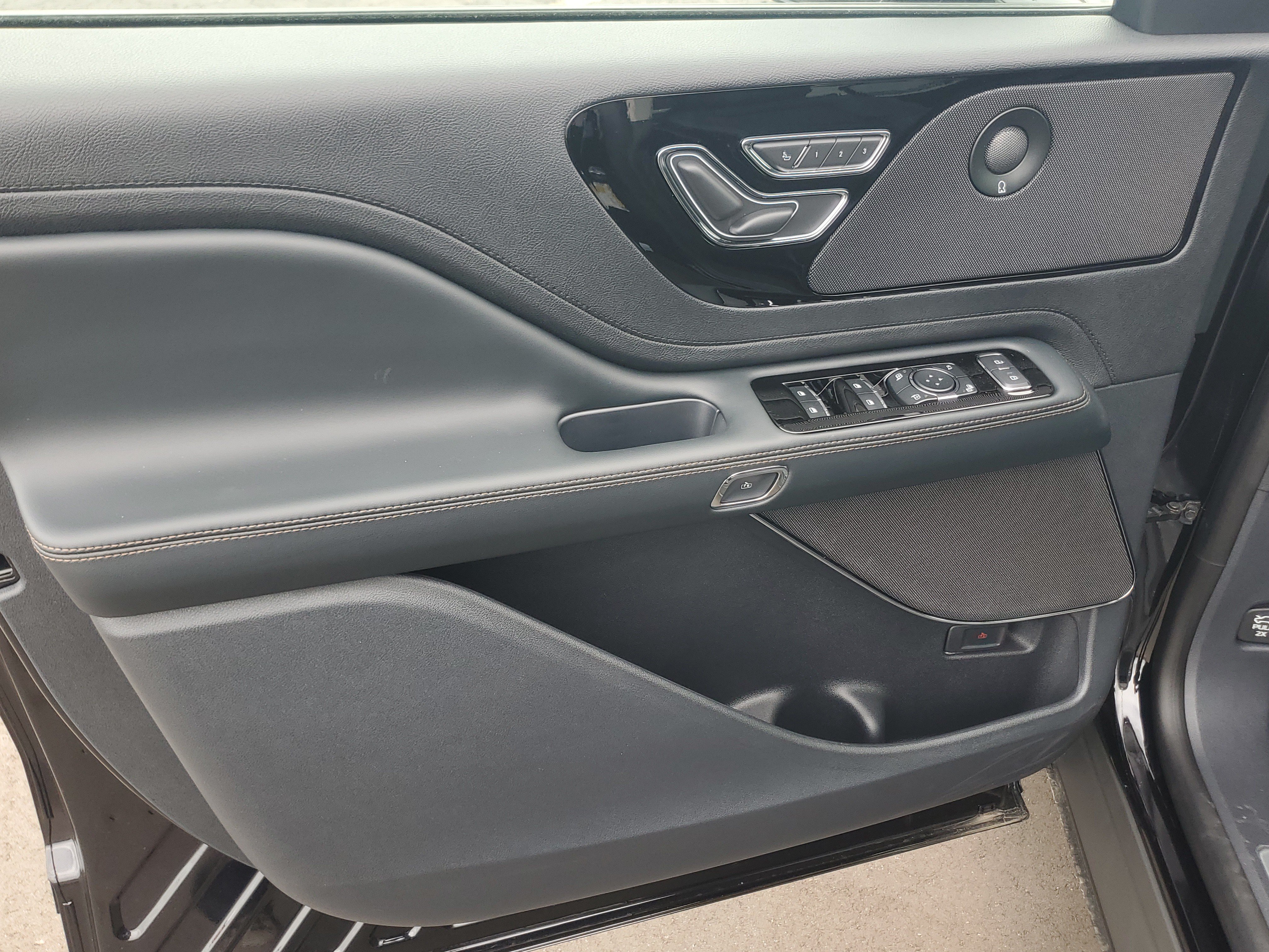 New 2026 Lincoln Aviator Reserve w/ Jet Appearance Package AWD/4WD image 8