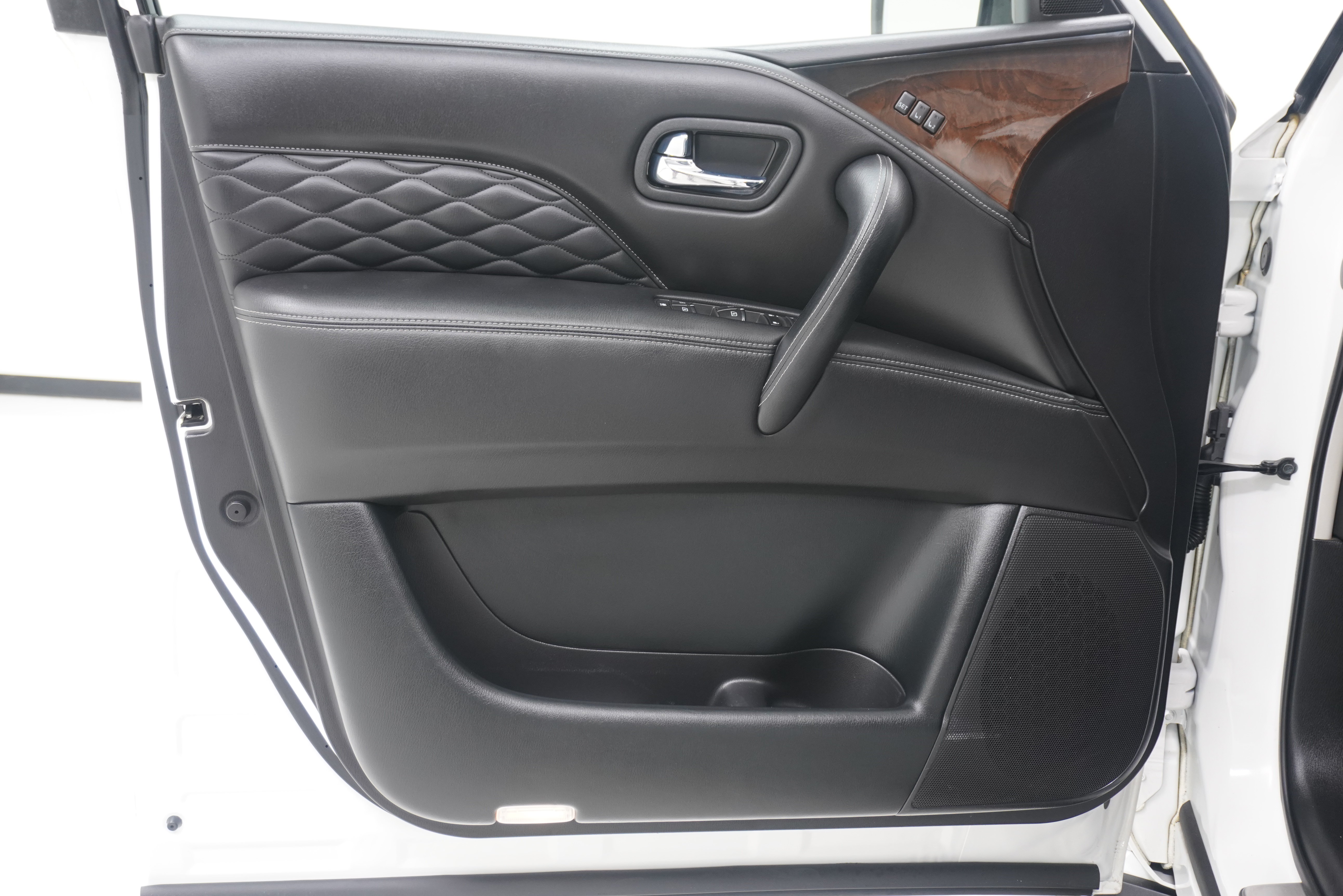 Used 2018 INFINITI QX80 2WD w/ Deluxe Technology Package image 15