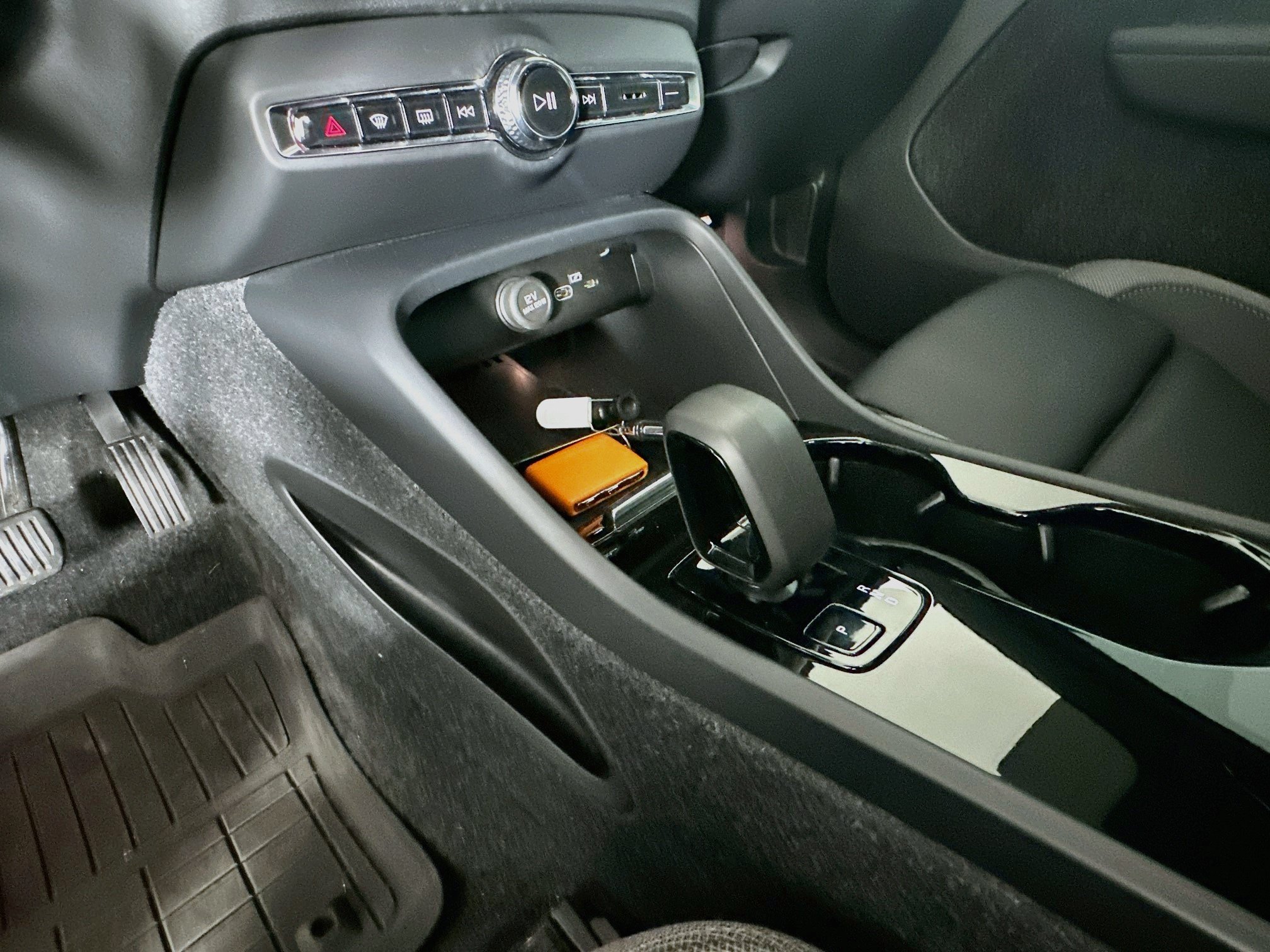 Used 2023 Volvo C40 Recharge Core w/ Protection Package Premier AWD/4WD image 24