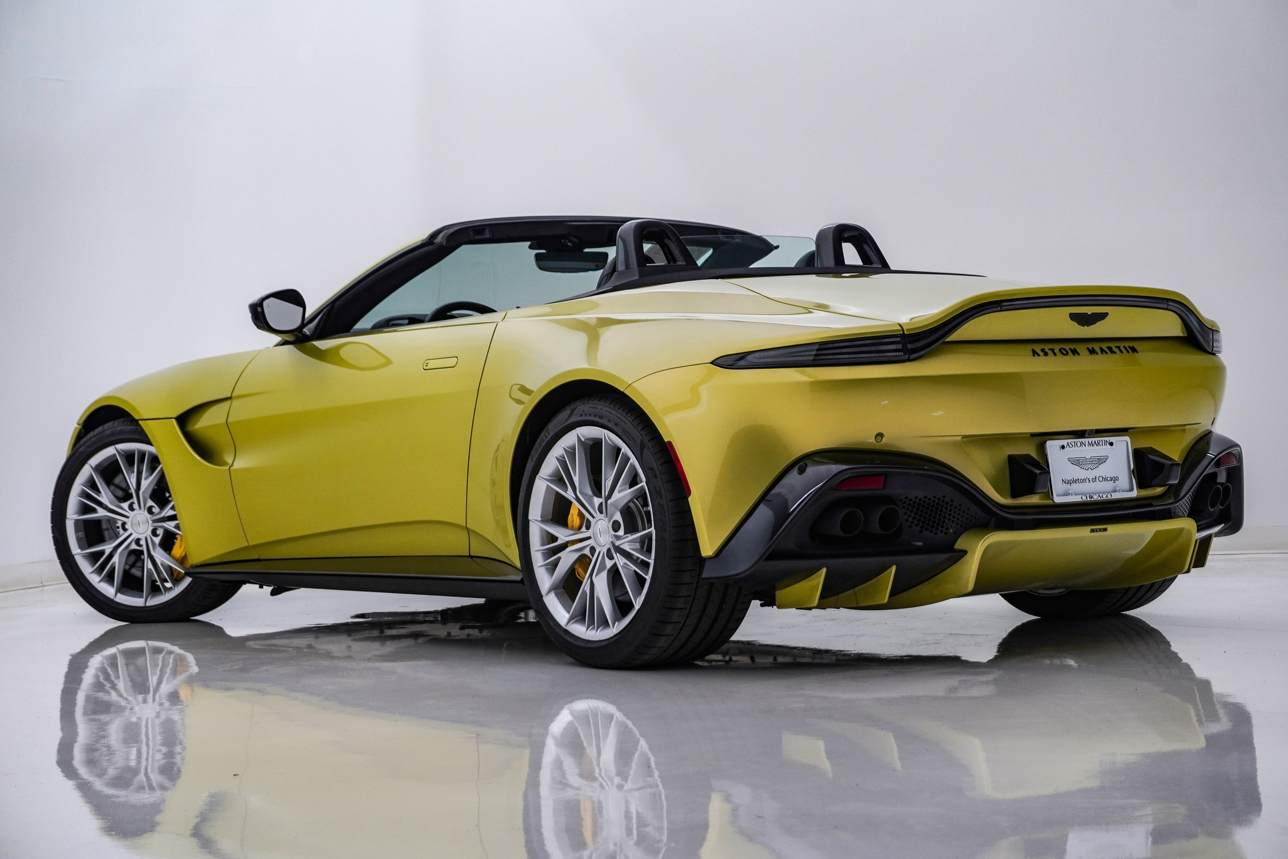 Used 2023 Aston Martin V8 Vantage Roadster RWD image 10