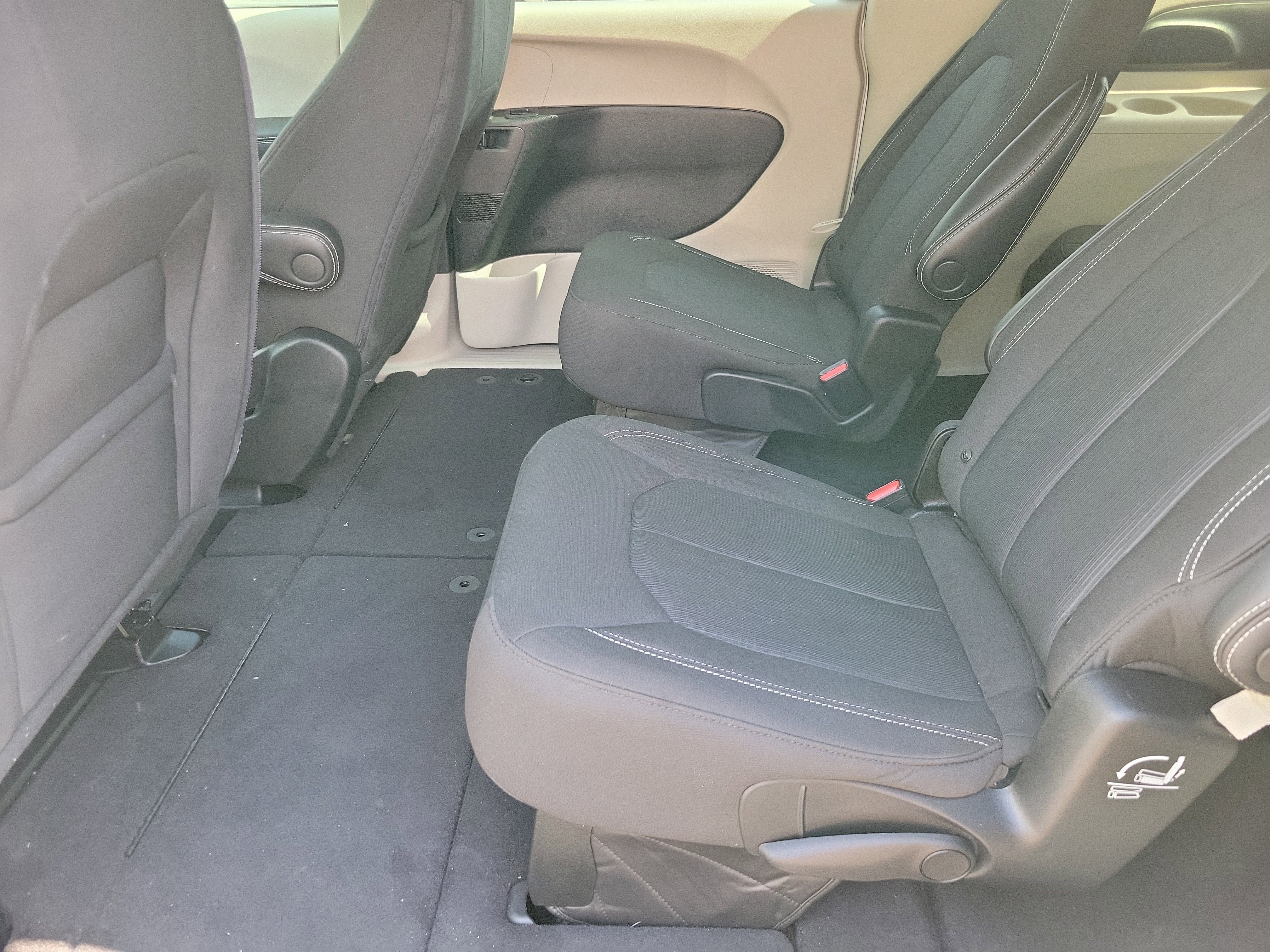 Used 2022 Chrysler Voyager LX image 8