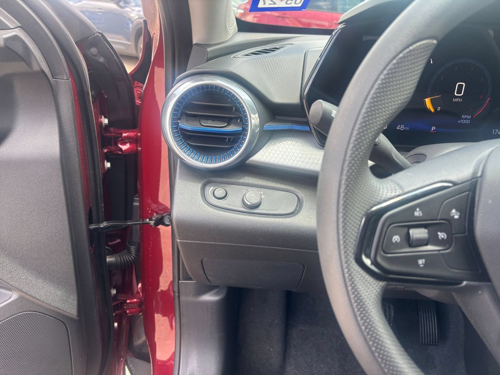 Used 2025 Chevrolet Trax LT FWD image 33