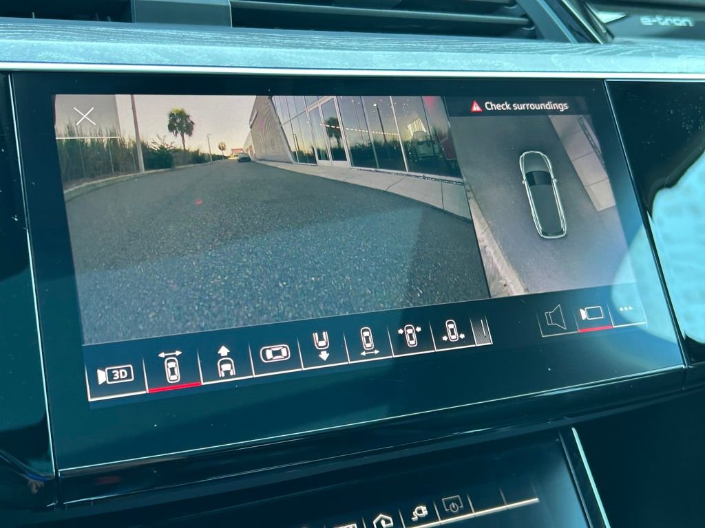 Used 2022 Audi e-tron Premium Plus w/ Premium Plus Package image 28