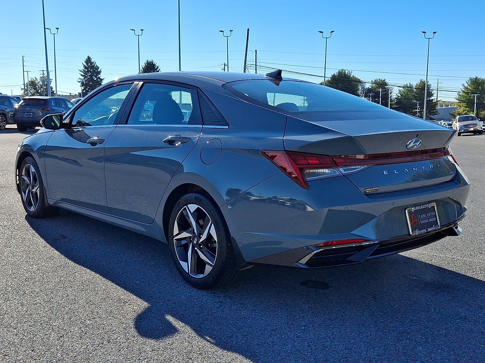 Used 2022 Hyundai Elantra Limited w/ Preferred Accessory Package FWD image 5