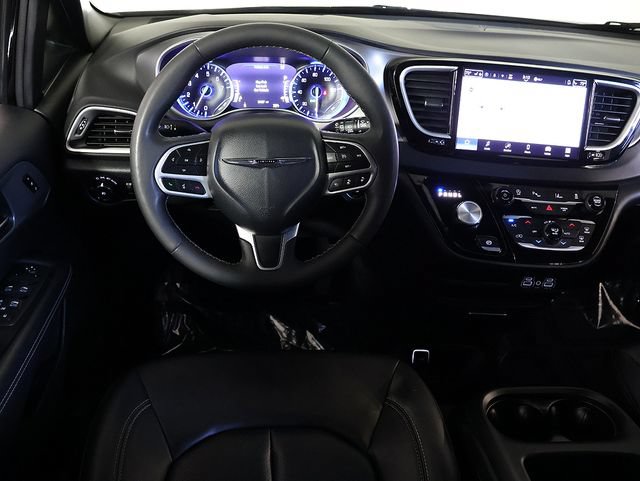 Used 2025 Chrysler Pacifica Select FWD image 3