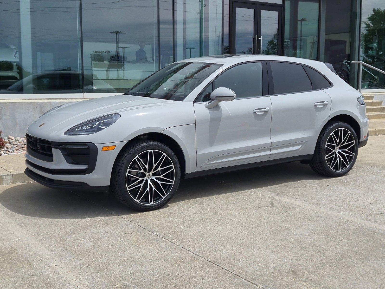 New 2025 Porsche Macan image 1
