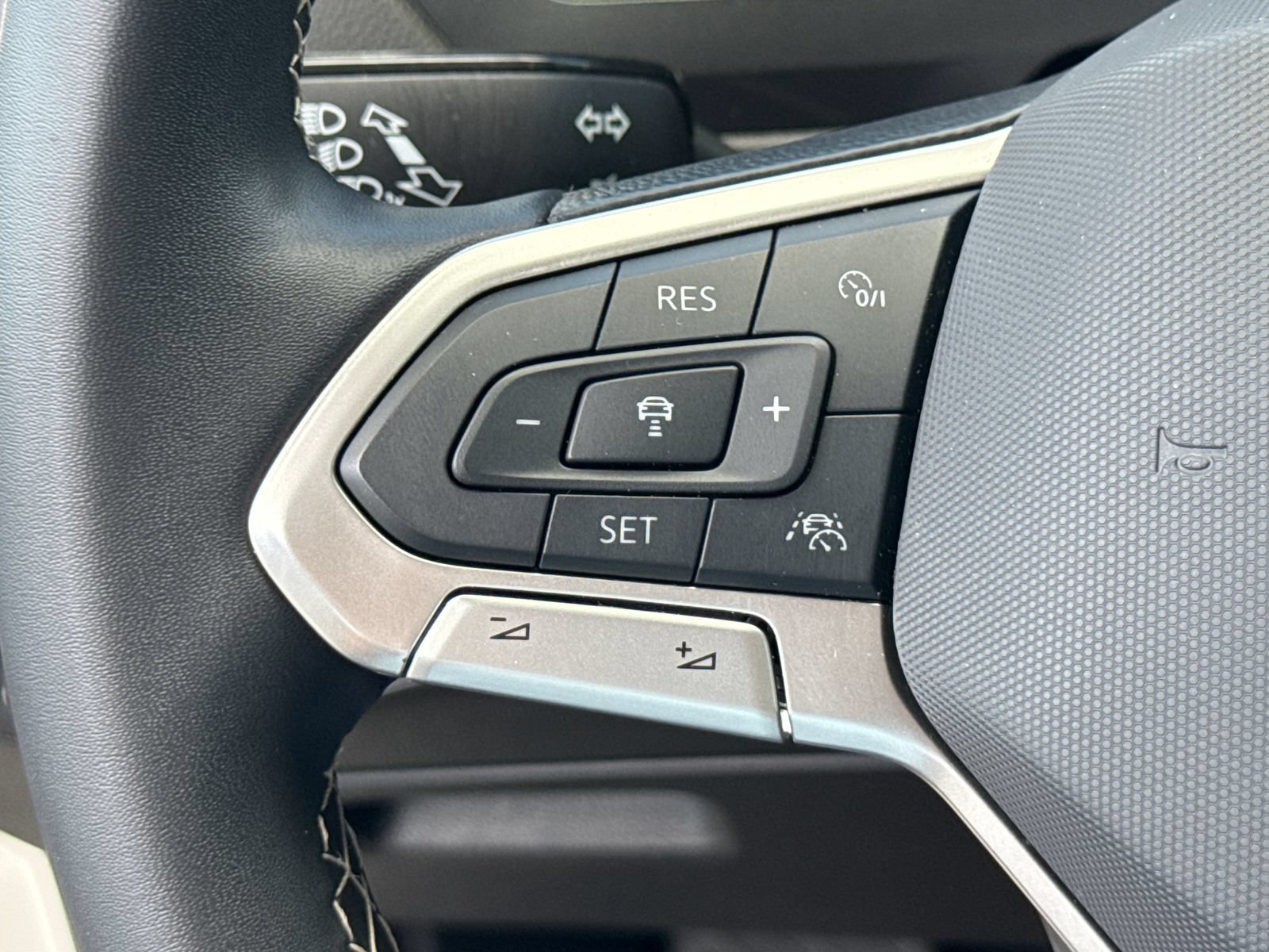 Certified 2024 Volkswagen Tiguan SE AWD/4WD image 32