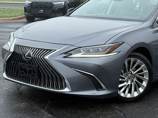 Used 2020 Lexus ES 350 Ultra Luxury w/ Accessory Package 2 FWD image 2