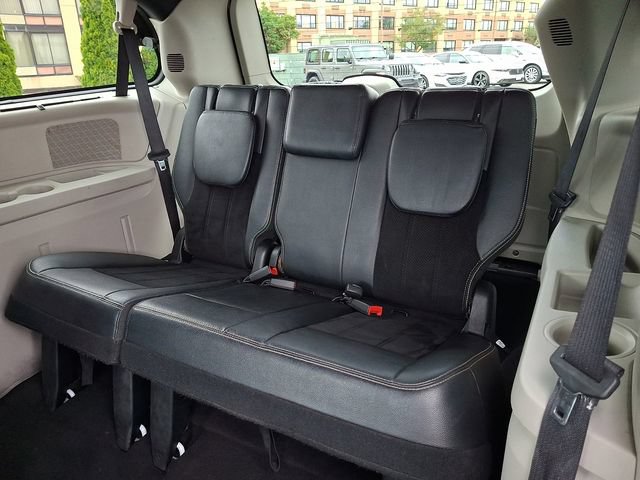 Used 2016 Dodge Grand Caravan SXT FWD image 11