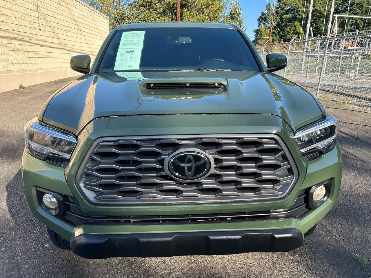 Used 2022 Toyota Tacoma TRD Sport w/ Technology Package AWD/4WD image 2