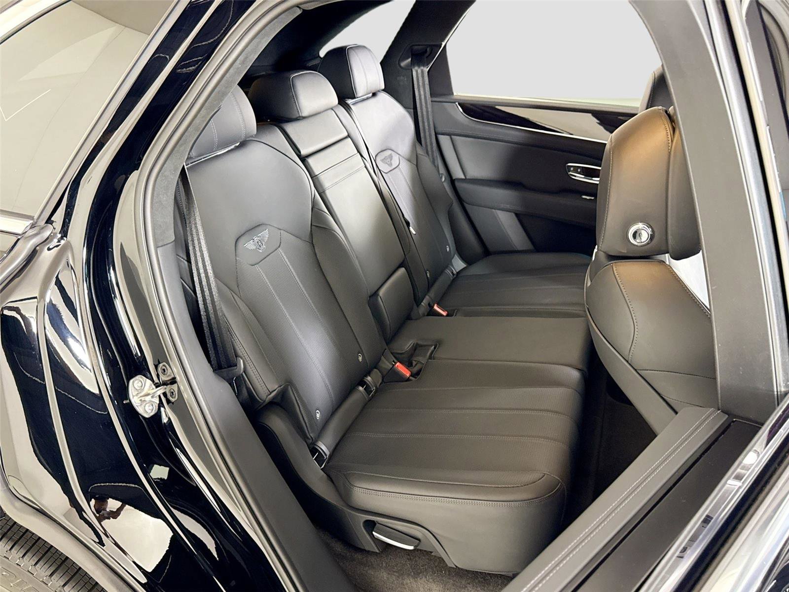 Used 2024 Bentley Bentayga AWD/4WD image 28