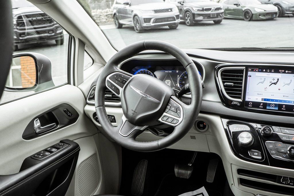 Used 2023 Chrysler Pacifica Touring-L image 12