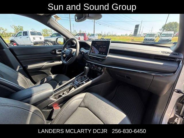 Used 2024 Jeep Compass Latitude w/ Sun and Sound Group AWD/4WD image 9