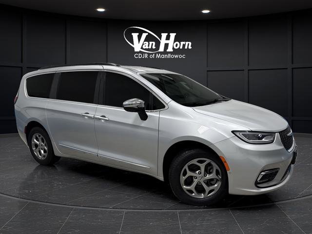 Used 2023 Chrysler Pacifica Limited w/ Uconnect Theater Family Group image 1