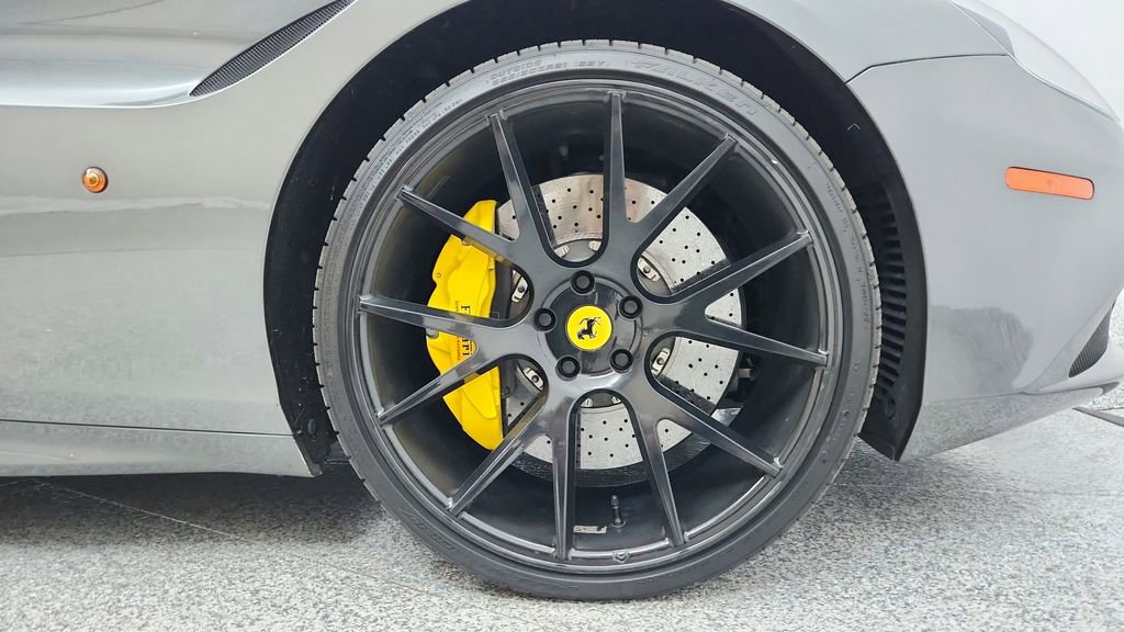 Used 2018 Ferrari California T image 14
