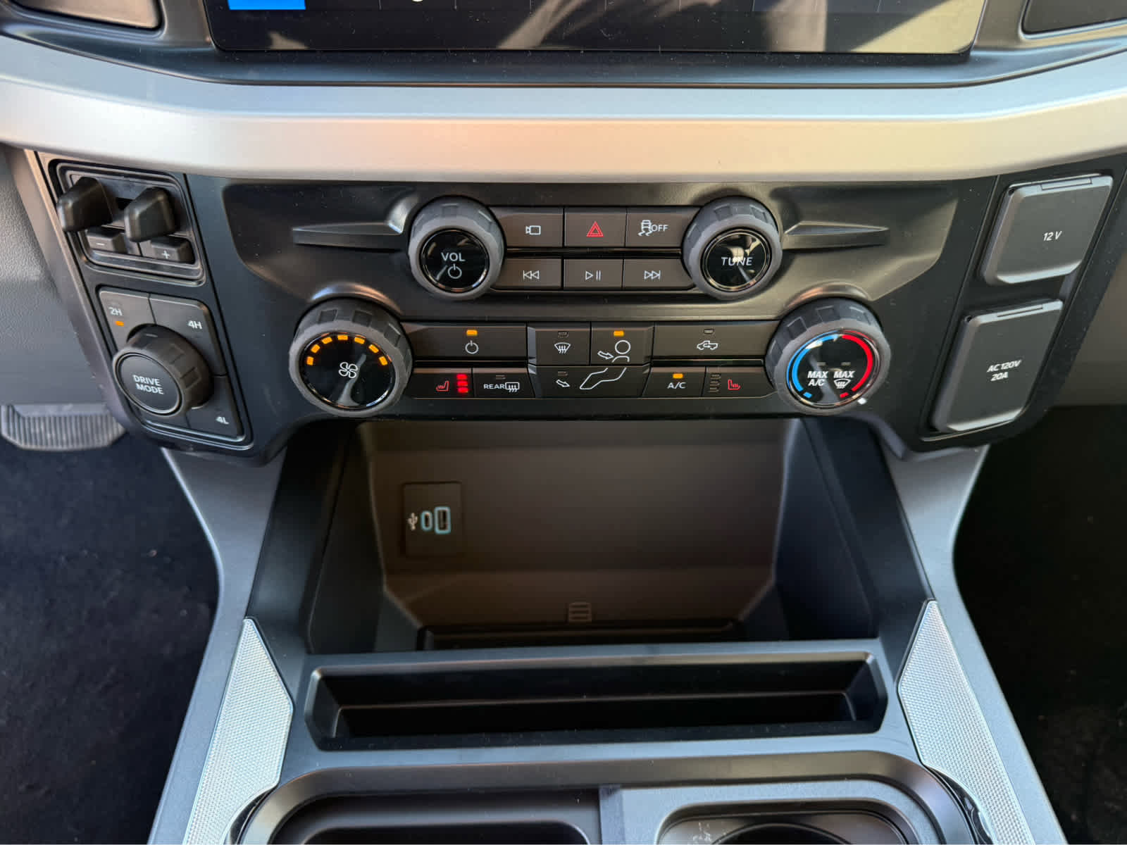 New 2025 Ford F350 XLT w/ Black Appearance Package image 19