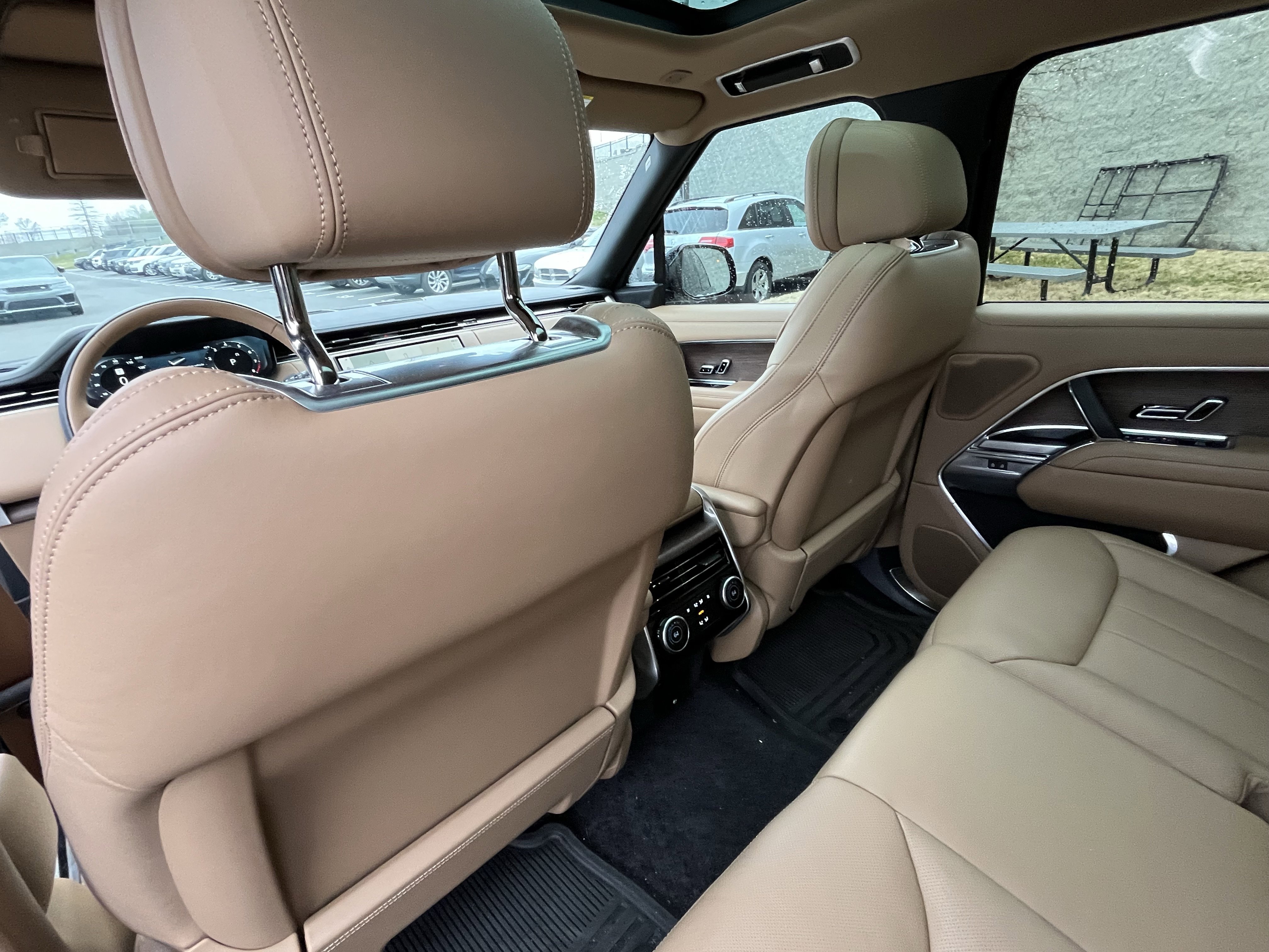 Certified 2025 Land Rover Range Rover SE image 31