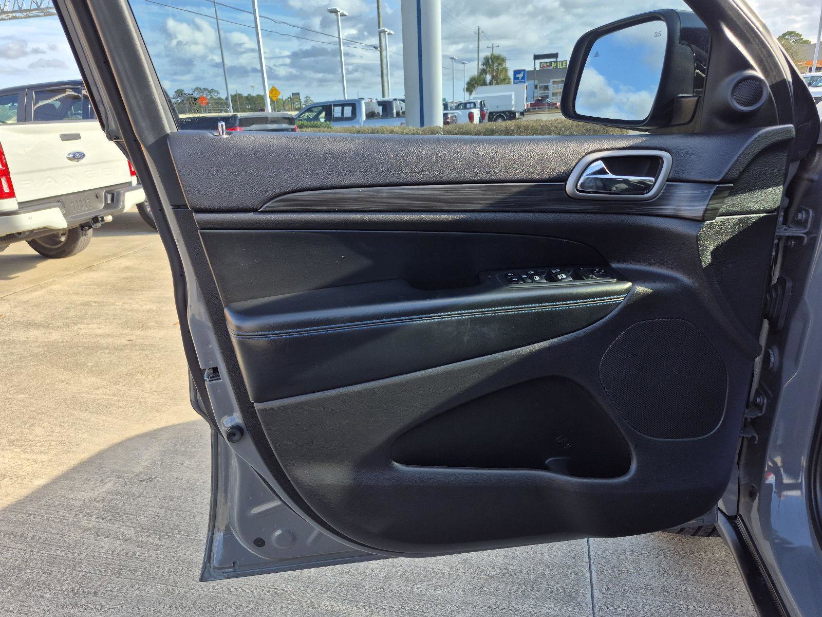 Used 2019 Jeep Grand Cherokee Laredo image 12