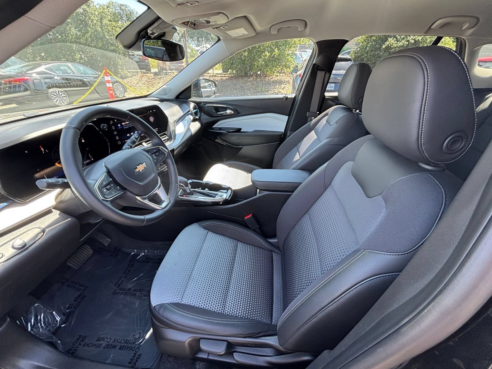 Used 2025 Chevrolet Trax LT w/ LT Convenience Package FWD image 25